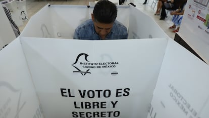 Una persona participa en el ejercicio de demostración de las elecciones judiciales, el 20 de mayo en Ciudad de México.