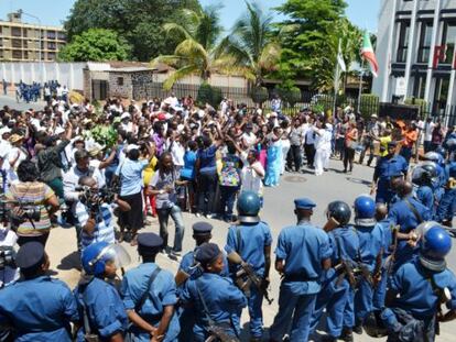 Miembros del movimiento “anti tercer mandato” frente a la policía en una imagen difundida por un bloguero de Yaga Burundi.