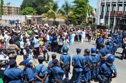 Miembros del movimiento “anti tercer mandato” frente a la policía en una imagen difundida por un bloguero de Yaga Burundi.