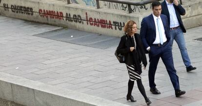 Pedro S&aacute;nchez y la socialista Meritxel Batet camino de un foro en los Teatros del Canal de Madrid este jueves.