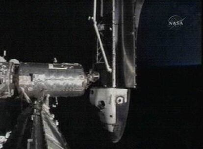 El <i>Atlantis,</i> fotografiado desde la estación espacial.