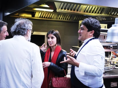 Marina Roca con su padre Joan Roca y los cocineros Massimo Bottura y Mauro Colagreco en El Celler de Can Roca.