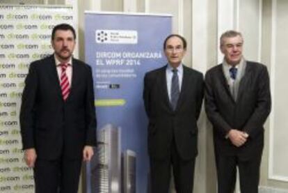 El presidente de la Asociación de Directivos de Comunicación (Dircom), José Manuel Velasco (i), junto al vicepresidente, Carlos Sánchez Olea (d), y el presidente del Real Instituto Elcano, Emilio Lamo de Espinosa (c), durante la presentación del índice de la marca España.