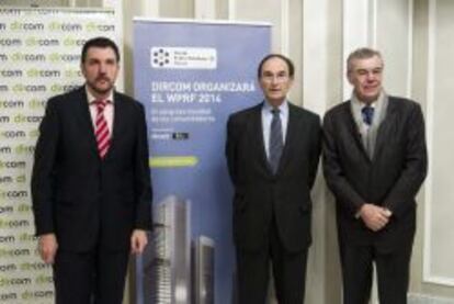 El presidente de la Asociaci&oacute;n de Directivos de Comunicaci&oacute;n (Dircom), Jos&eacute; Manuel Velasco (i), junto al vicepresidente, Carlos S&aacute;nchez Olea (d), y el presidente del Real Instituto Elcano, Emilio Lamo de Espinosa (c), durante la presentaci&oacute;n del &iacute;ndice de la marca Espa&ntilde;a.