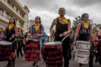 La protesta contó con la participación de varias bandas musicales que dotaron a la marcha de una reivindicativa banda sonora. En la fotografía, integrantes de la “Concha Batucada”, grupo lesbo-feminista de música protesta. 