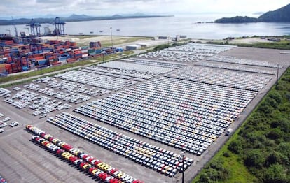 Carros no p&aacute;tio do Porto de Paranagu&aacute;, no Paran&aacute;. 