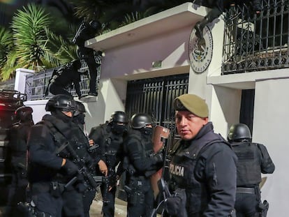 La policía ecuatoriana irrumpe en la embajada de México en Quito, el pasado 5 de abril.