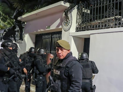 La policía irrumpe en la Embajada mexicana en Quito, el viernes pasado, siguiendo una orden del presidente ecuatoriano, Daniel Noboa.