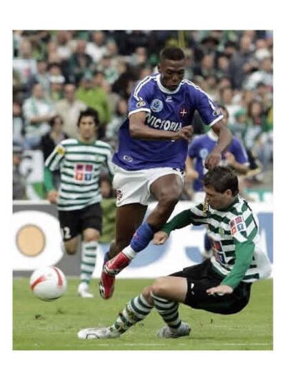 El brasileño Anderson pelea por un balón