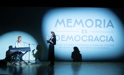 La cantante Ana Belén actúa en el primer acto conmemorativo con motivo del Día de Recuerdo y Homenaje a todas las víctimas del golpe militar, la Guerra Civil y la dictadura, este lunes en Madrid.