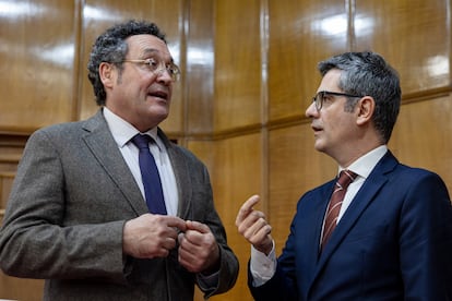 El ministro de Justicia y Relaciones con las Cortes, Félix Bolaños, conversa con el fiscal general del Estado, Álvaro García Ortiz, antes de la inauguración del curso selectivo de la 63ª promoción de acceso a la carrera fiscal, en el Centro de Estudios Jurídicos, este miércoles, en Madrid.