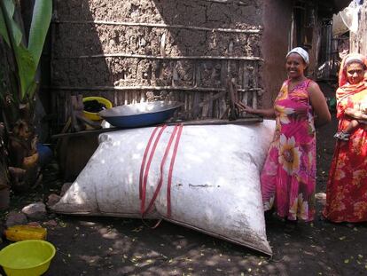 Unas mujeres posan con su mochila de biogás instalada en su casa. Proyecto piloto en Etiopía.