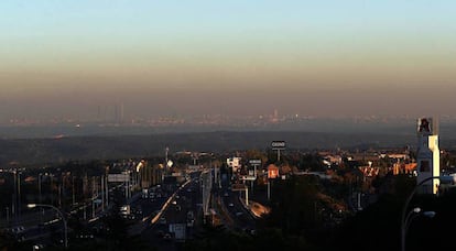 La boina de polución de Madrid, durante uno de los episodios de alerta por la contaminación.