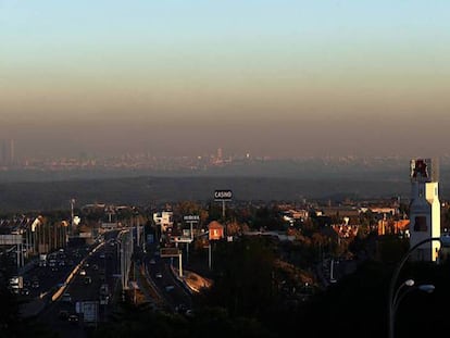 La boina de polución de Madrid, durante uno de los episodios de alerta por la contaminación.