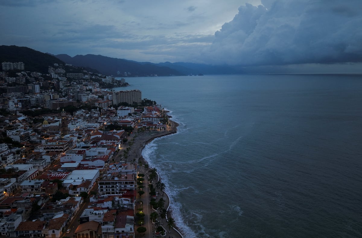 Jalisco y Colima se preparan para la embestida del huracán ‘Simón’, de categoría cuatro