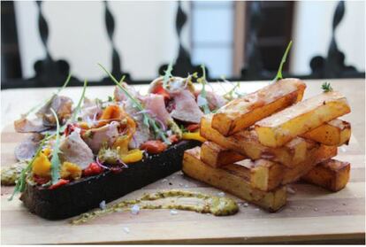 Tostado de rosbife de lombinho de porco, com dois tipos batatas, com texturas diferentes.