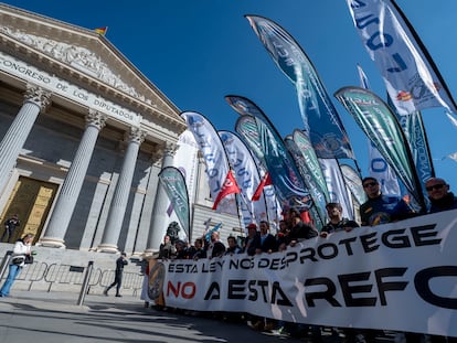 Cabecera de la manifestación contra la reforma de la 'ley mordaza', a su paso por la puerta del Congreso de los Diputados, este sábado.