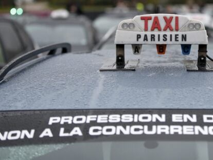 El cartel &quot;La profesi&oacute;n est&aacute; en peligro. No a la competencia desleal&quot; colocado en el parabrisas de un taxi durante el paro convocado por el sector en Par&iacute;s contra la plataforma Uber.