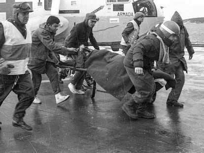 Tropas argentinas transportan a un soldado herido al barco hospital ARA Almirante Irizar.