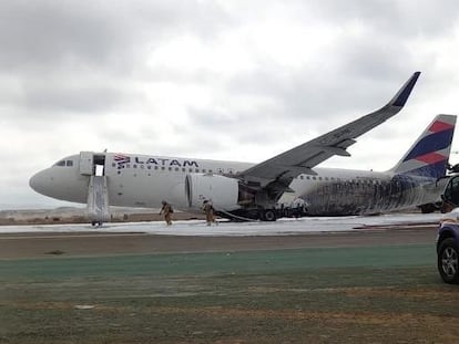 Fotografía difundida en redes sociales del avión de Latam que impactó contra el vehículo aeroportuario, este viernes.