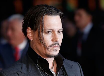 Johnny Depp (Kentucky, 1963) empezaba la década reinando en la taquilla y confirmando su estatus de superviviente de lujo. El rebelde preferido de Hollywood se había convertido en el actor mejor pagado y protagonizaba franquicias millonarias. Pero la memoria de la industria es efímera y el fracaso de títulos que (vaya usted a saber por qué) se consideraban éxitos seguros: 'The tourist', 'El llanero solitario'; problemas personales, divorcio de Vanessa Paradis y boda y acusación de malos tratos por parte de su pareja Amber Heard; y diversos tropiezos financieros han llevado a Depp a los infiernos. Tras dos años encabezando la lista de actores menos rentables ha acabado protagonizando más titulares por sus escándalos que por su trabajo ¿Lo último? Su aparición en evidente estado de embriaguez en el estreno de 'Asesinato en el Oriente Express', lo que ha llevado a los fans de la saga Harry Potter a pedir su exclusión de la secuela de 'Animales fantásticos' en la que tiene un papel protagonista.