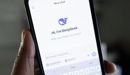 Móvil con la aplicación DeepSeek