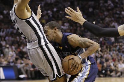 Conley, de los Grizzlies, choca con Parker, de los Spurs.