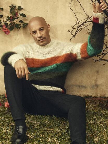 Vin Diesel se repantinga con jersey Moncler, vaqueros Club Monaco y zapatos Dries Van Noten.