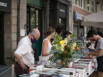 Una parada de Sant Jordi el passat 23 de juliol a la llibreria La impossible, a Barcelona.