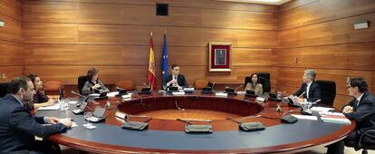 El presidente del Gobierno, Pedro Sánchez (en el centro) preside la reunión del Consejo de Ministros en el palacio de la Moncloa.