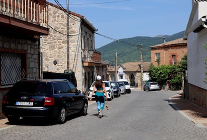 Una mujer pasea por una calle de Rozas de Puerto Real. JAIME VILLANUEVA