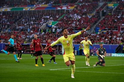 Ferran Torres celebra el gol.