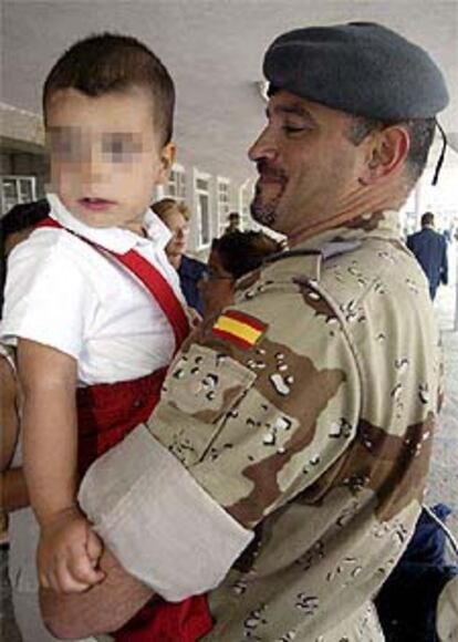 Un soldado destinado a Irak, con su hijo en brazos durante el acto.