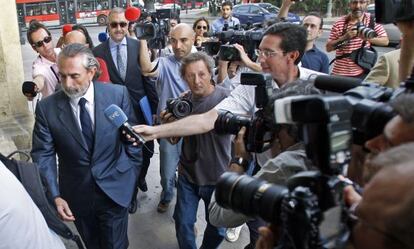 Francisco Correa evita a los periodistas a la entrada del Tribunal Superior de Justicia de la Comunidad Valenciana.