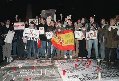 Un grupo miembros de la plataforma <i>Michael Jackson es inocente</i>, en la concentración que organizaron ayer en Madrid.