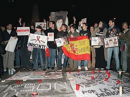 Un grupo miembros de la plataforma <i>Michael Jackson es inocente</i>, en la concentración que organizaron ayer en Madrid.