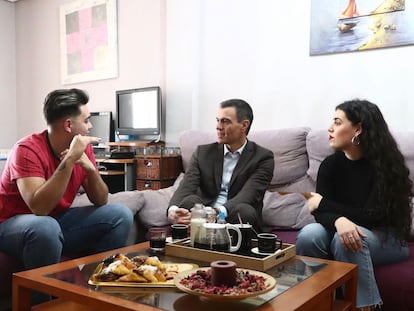 El presidente del Gobierno, Pedro Sánchez, junto a los dos jóvenes que cobran el SMI, en su vivienda de Parla.