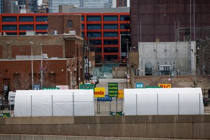 Tiendas de campaña blancas en la zona de llegada de inmigrantes de Chicago, el 18 de marzo de 2024