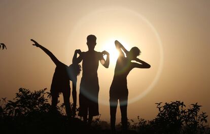 Varios hombres indios practican yoga por el Día Mundial del Yoga, en la localidad de Barana, a 45km de Dharamsala (India).