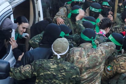 Militantes de Hamás rodean a la israelí Emily Damari y a Doron Steinbrecher, tras su liberación este domingo.