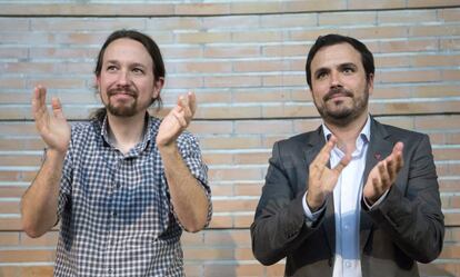 El secretario general de Podemos, Pablo Iglesias, y el coordinador federal de Izquierda Unida, Alberto Garzon, en un acto en Málaga.