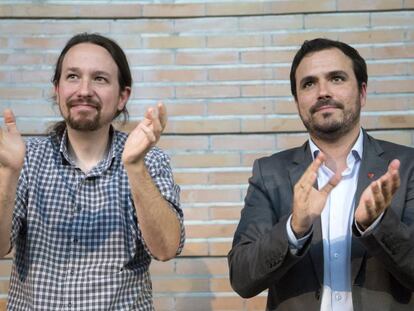 El secretario general de Podemos, Pablo Iglesias, y el coordinador federal de Izquierda Unida, Alberto Garzon, en un acto en Málaga.
