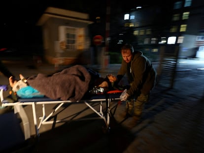 Voluntarios trasladaban a un herido en Bajmut (Ucrania), el día 11.