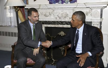 Felipe VI and Barack Obama shake hands in New York.