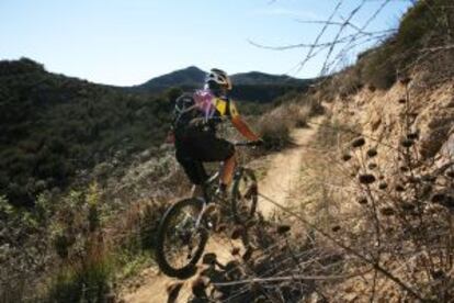 Ruta de bici de montaña en Cheeseboro Canyon, en las montañas de Santa Mónica, junto a Los Ángeles.