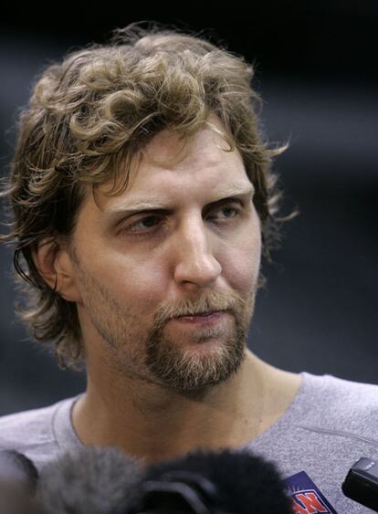 Cristal Taylor, ex compañera sentimental del deportista alemán Dirk Nowitzki, ha sido condenada a cuatro años de prisión por haber violado los términos de su libertad condicional, según ha informado la justicia estadounidense. La mujer, de 38 años, fue arrestada por la policía el pasado mes de mayo en la casa del jugador. Nowitzki había contratado a un detective para que la investigara, ya que su novia se estaba comportando de una manera extraña. La mujer tenía antecedentes por robo, falsificación y deudas, así como una ruptura de la libertad condicional.