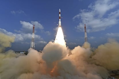 Lanzamiento de un cohete con 104 satélites mediante un vehículo polar PSLV-C37 desde una plataforma en la base de Sriharikota, en el estado suroriental de Andhra Pradesh (India).