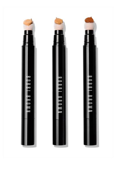 Corrector 'Retouching Wand' de Bobbi Brown. Es un híbrido entre una base de maquillaje y un corrector que elimina imperfecciones, neutraliza rojeces e iguala la piel. Su textura es líquida y su acabado, natural (36,50 euros).