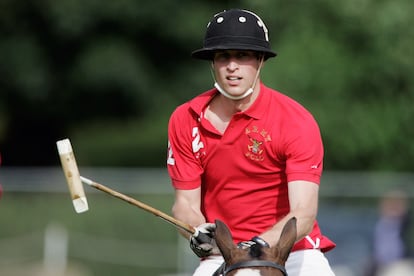 El príncipe Guillermo juega en el equipo del ejército en el partido 'Army versus Navy' en ayuda de la organización benéfica Inspire en el Club de Polo Tidworth, el 14 de julio de 2007.