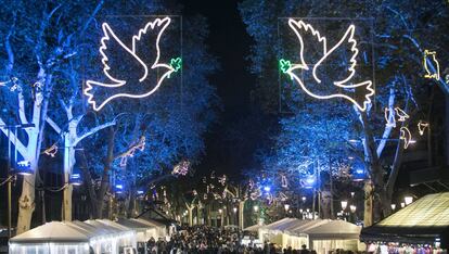 La pasada Navidad, las luces en las Ramblas de Barcelona homenajearon a las víctimas del atentado del 17 de agosto.